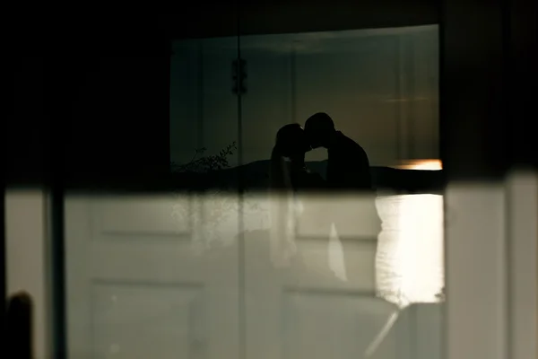 Newlywed férfi és nő megcsókolta a Vértes — Stock Fotó