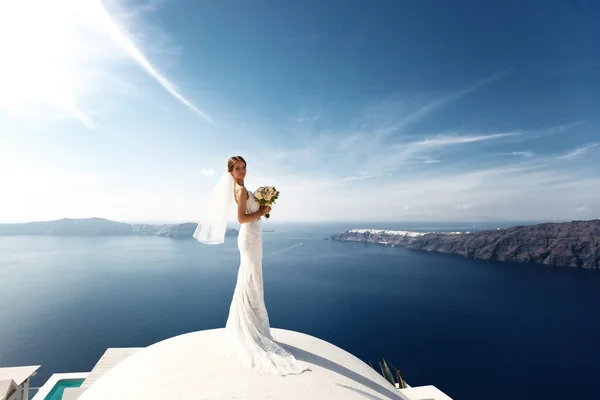 Beyaz elbiseli romantik güzel gelin