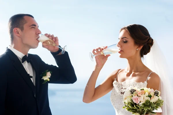 Jonggehuwde paar drinken champagne — Stockfoto