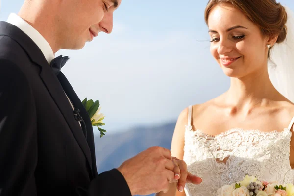 Glücklicher Bräutigam und Braut tauschen Ringe — Stockfoto