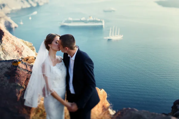 Noiva e noivo beijando ao pôr do sol — Fotografia de Stock