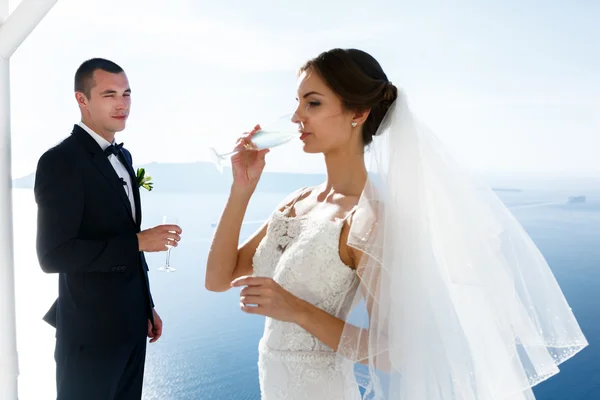 Casal recém-casado bebendo champanhe — Fotografia de Stock