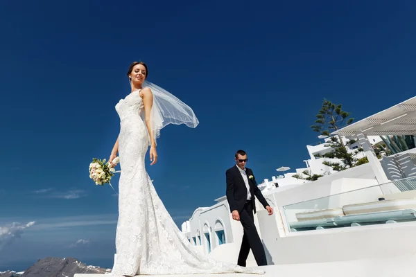 Casal bonito romântico posando no terraço — Fotografia de Stock