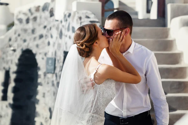 Lyckliga paret bruden och brudgummen — Stockfoto