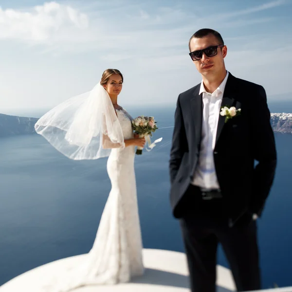 Casal bonito romântico posando no terraço — Fotografia de Stock