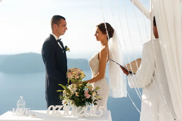 Feliz noivo e noiva no corredor do casamento — Fotografia de Stock