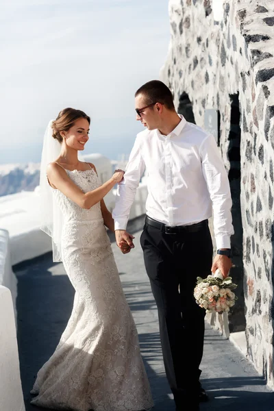 Casal feliz noiva e noivo — Fotografia de Stock