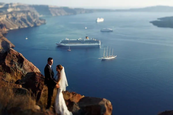 Sposa e sposo che si abbracciano al tramonto — Foto Stock