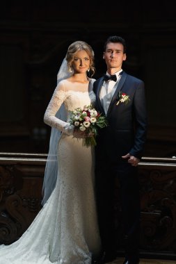 Poz güzel yeni evli çift