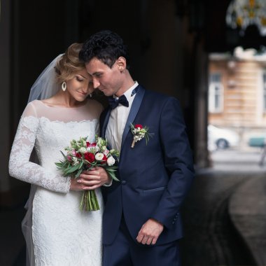 Yakışıklı damat kucaklama mutlu gelin