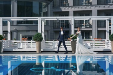 Şık yeni evli çift