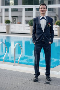 Yakışıklı mutlu şık damat