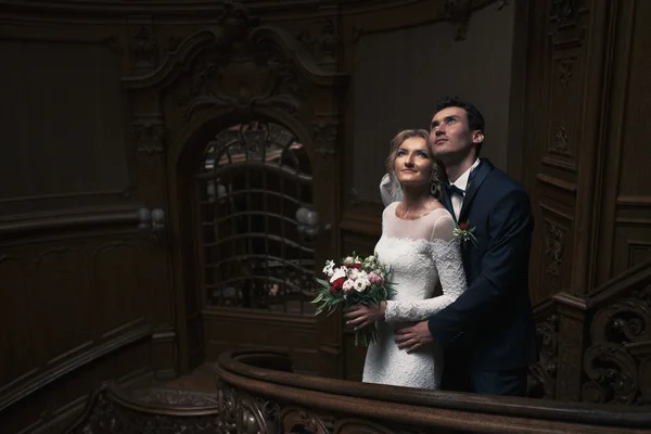 Hermosa pareja recién casada posando —  Fotos de Stock