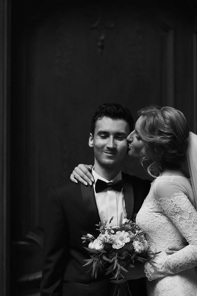 Vackra nygift par kyssas — Stockfoto