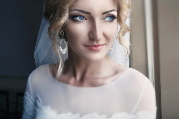 Splendida sposa bionda posa — Foto Stock