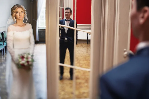 Cantik romantis pengantin baru berpose — Stok Foto