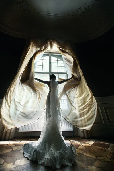 Великолепная счастливая невеста в белом платье — стоковое фото