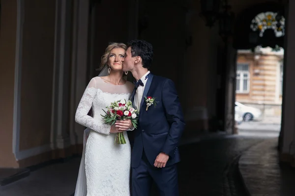 Bonito noivo beijando noiva feliz — Fotografia de Stock