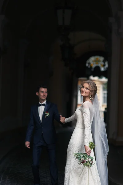 Bonito noivo e noiva feliz — Fotografia de Stock