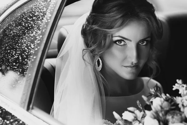 Beautiful blonde bride posing — Stock Photo, Image