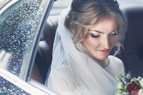 Bella sposa bionda posa — Foto Stock