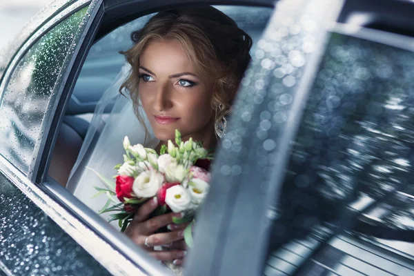 Beautiful blonde bride posing — Stock Photo, Image