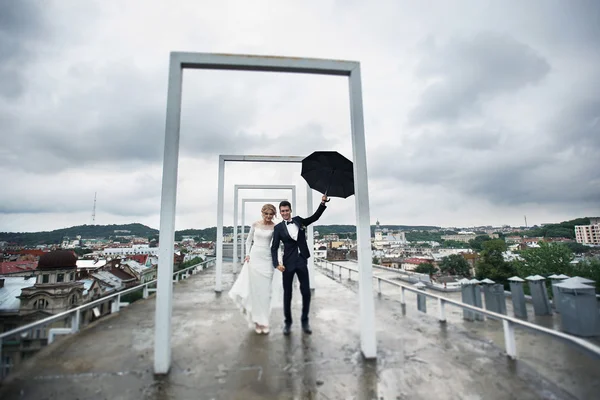 Gelukkig jonggehuwde paar poseren — Stockfoto