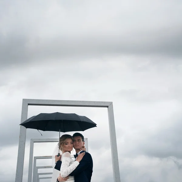 Feliz casal recém-casado posando — Fotografia de Stock