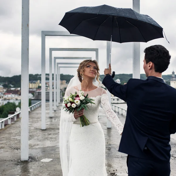 Glückliches Brautpaar posiert — Stockfoto