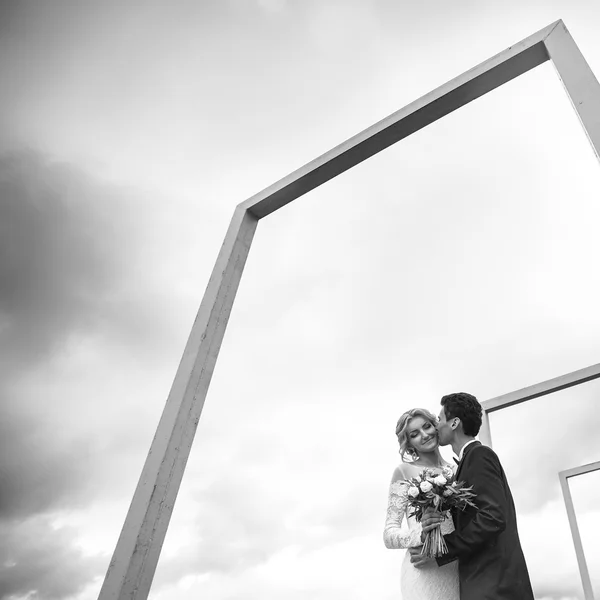 Casal feliz de recém-casados abraçando — Fotografia de Stock