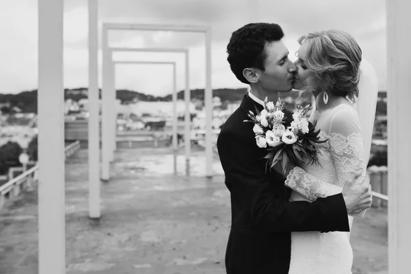 Lyckliga par nygifta kramas — Stockfoto