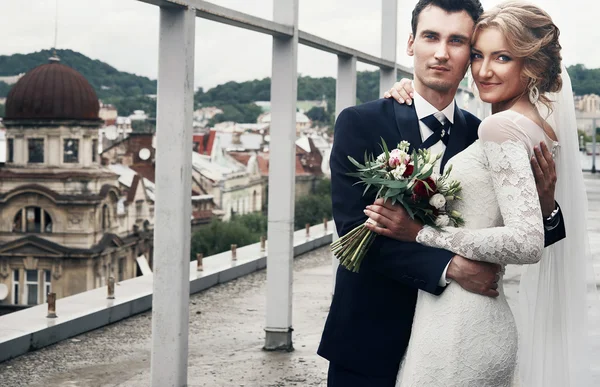 Happy couple of newlyweds hugging — Stock Photo, Image