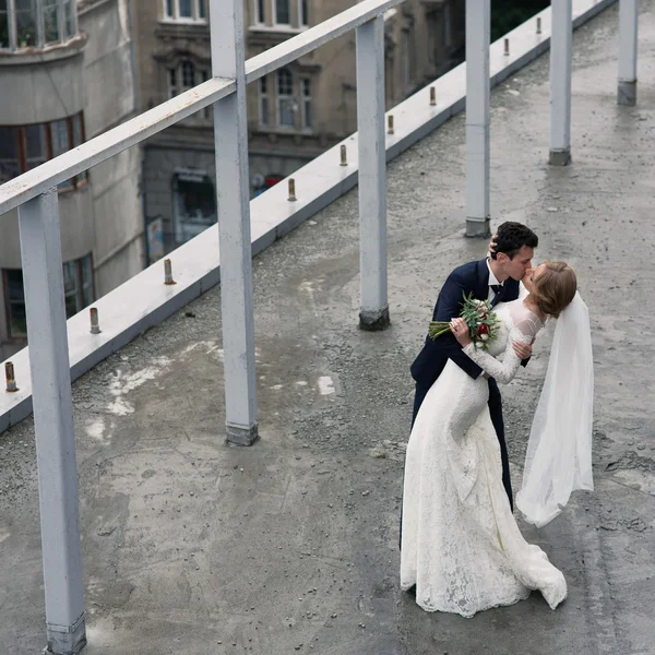 Casal feliz de recém-casados abraçando — Fotografia de Stock