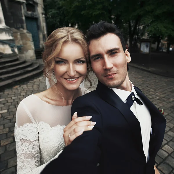 Sposo e sposa prendendo selfie — Foto Stock