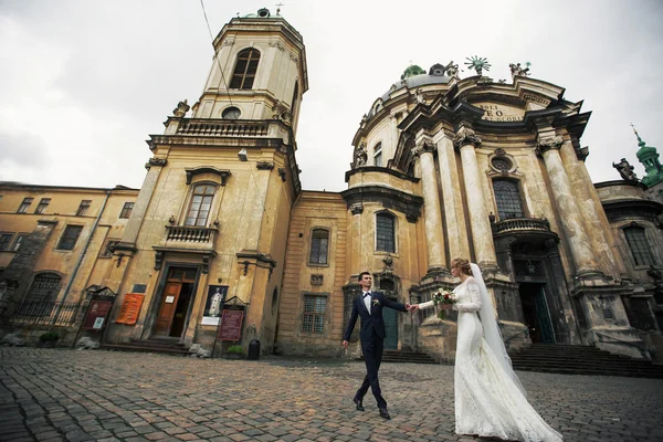 Casal recém-casado posando — Fotografia de Stock