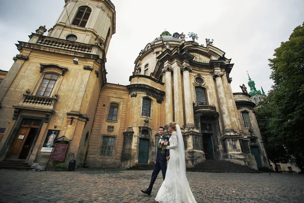 Novomanželský pár pózuje — Stock fotografie