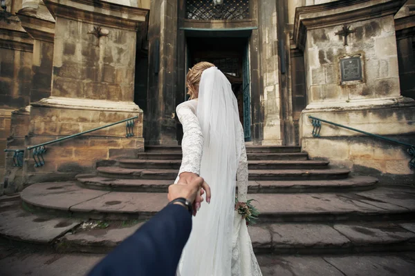 Güzel gelin önde gelen damat