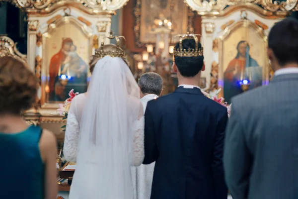 Красивая невеста и жених в коронах — стоковое фото