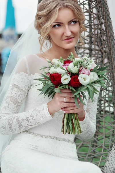 Nádherná nevěsta v bílých šatech — Stock fotografie