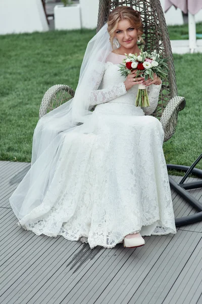 Великолепная невеста в белом платье — стоковое фото