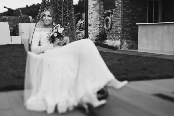 Великолепная невеста в белом платье — стоковое фото