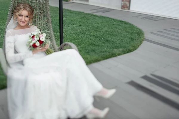 Linda noiva em vestido branco — Fotografia de Stock