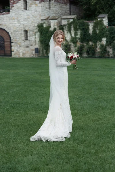 Красива наречена в білій сукні — стокове фото