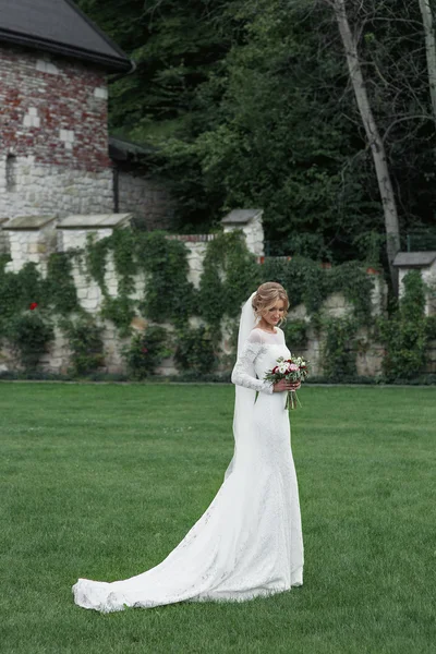 Bella sposa in abito bianco — Foto Stock