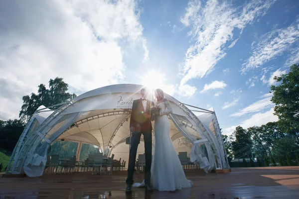 Casal romântico posando — Fotografia de Stock