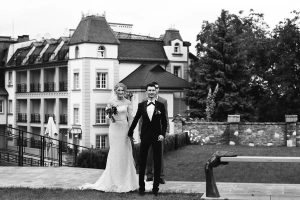 Feliz casal romântico de mãos dadas — Fotografia de Stock