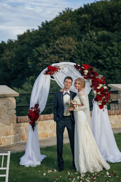 Feliz recém-casados posando e sorrindo — Fotografia de Stock