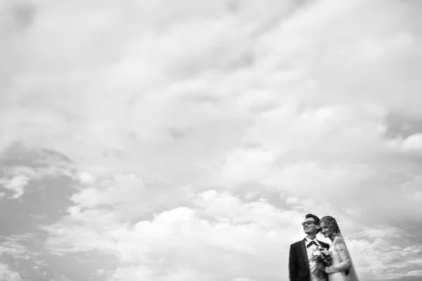 Casal romântico abraçando no telhado — Fotografia de Stock
