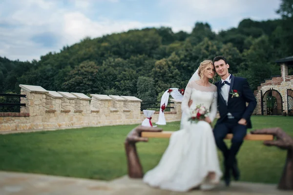 Romântico elegante casal recém-casado — Fotografia de Stock