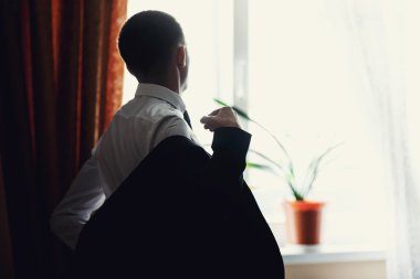 Yakışıklı şık mutlu damat